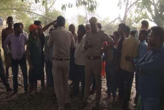 Prayagraj: सोरांव में डबल मर्डर, रॉड से मारकर प्रॉपर्टी डीलर की हत्या, पति ने पत्नी को उतारा मौत के घाट