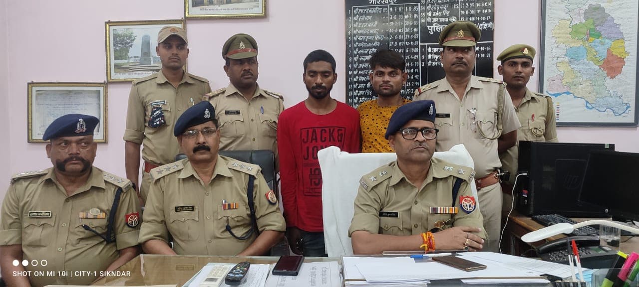 Gorakhpur News: कद्दू, नारियल और तरबूज में छिपा कर ले जाई जा रही थी गांजे की खेप, दो तस्कर गिरफ्तार