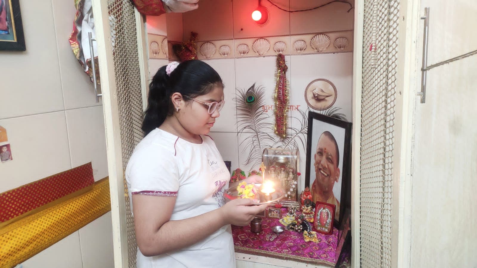 CM योगी आदित्यनाथ को भगवान मानकर पूजा करती हैं आगरा की राधिका, कहा- उनके जैसा काम किसी ने नहीं किया