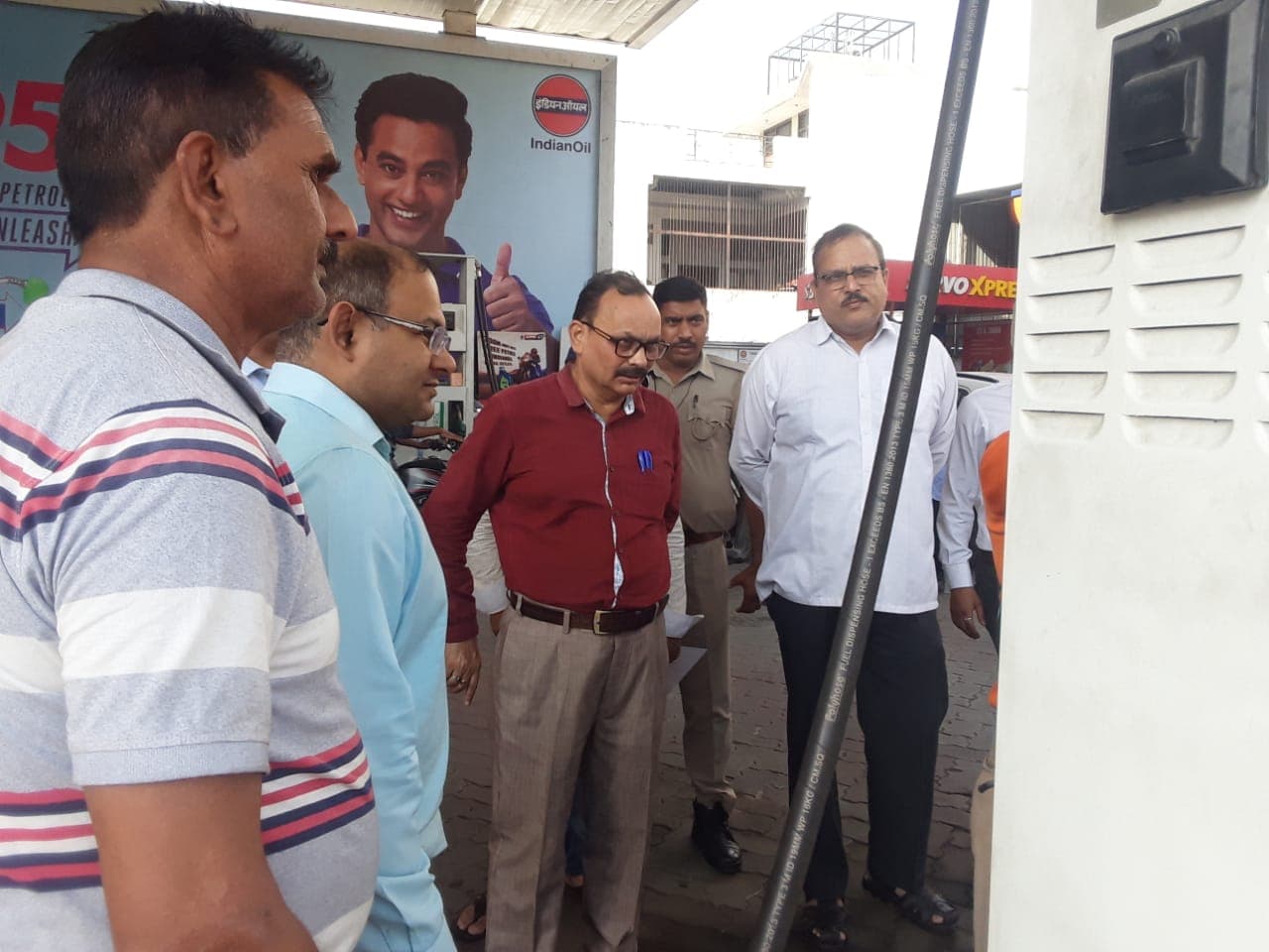Bareilly News: एचपी पेट्रोल पंप पर सिटी मजिस्ट्रेट ने मारा छापा, नापा तेल, अन्य संचालकों में मचा हड़कंप