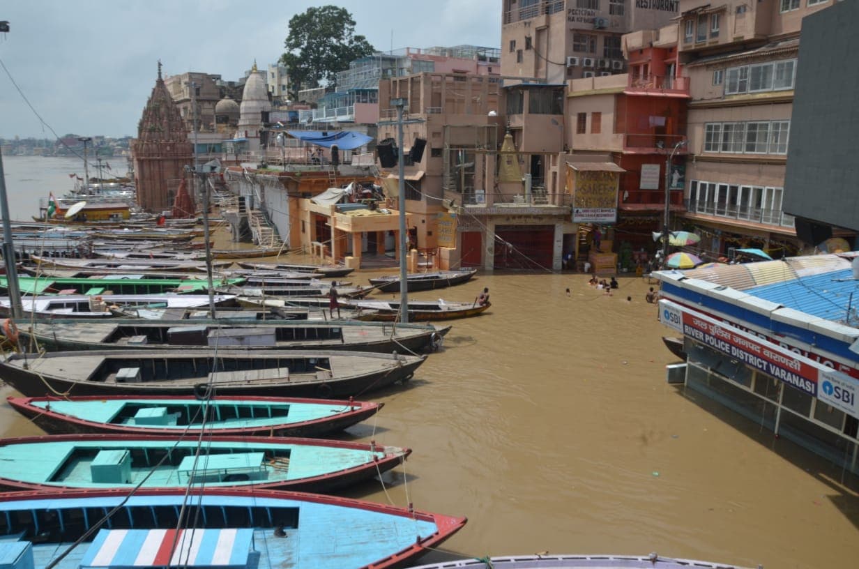 Varanasi Ganga River: काशी में दोबारा गंगा नदी का बढ़ता जलस्तर बना घाट किनारे बसे लोगों की दिक्कत