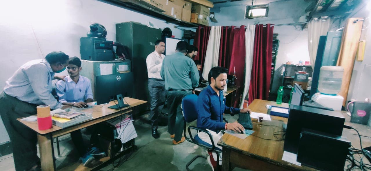 Aligarh News: 5 कमरों में 11 अधिकारी-कर्मचारी चला रहे राजा महेंद्र प्रताप सिंह यूनिवर्सिटी, ऐसा है हाल Aligarh News: 5 कमरों में 11 अधिकारी-कर्मचारी चला रहे राजा महेंद्र प्रताप सिंह यूनिवर्सिटी, ऐसा है हाल