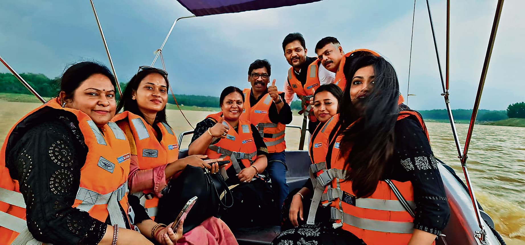 Jharkhand: निर्वाचन आयोग की अधिसूचना के इंतजार के बीच लतरातू में सीएम ने 42 विधायकों के साथ की पार्टी