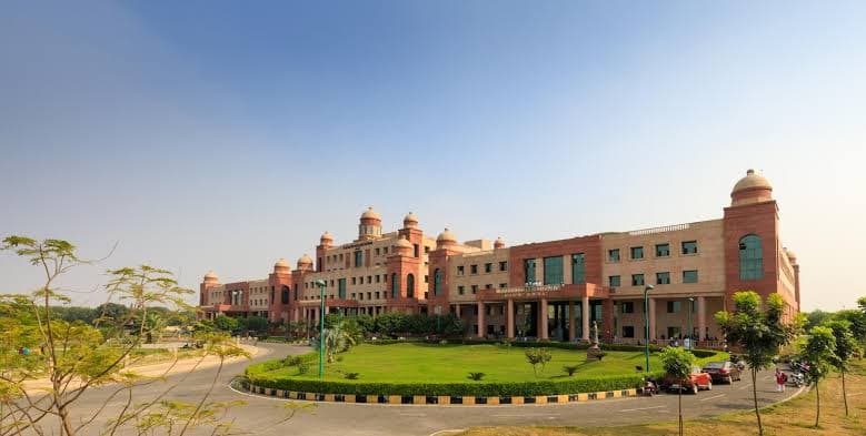 शकुंतला मिश्रा यूनिवर्सिटी में खाली करवाया जा रहा है छात्रावास, बंद हुई पढ़ाई, जानें क्या है Sine Die...