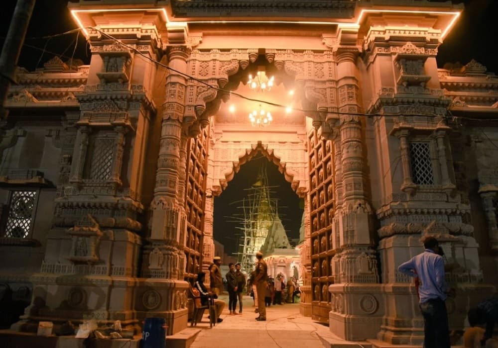 Varanasi News: काशी विश्वनाथ धाम में पहुंचे झारखंड के तीन संदिग्ध, सुरक्षा एजेंसियां अलर्ट, पूछताछ जारी