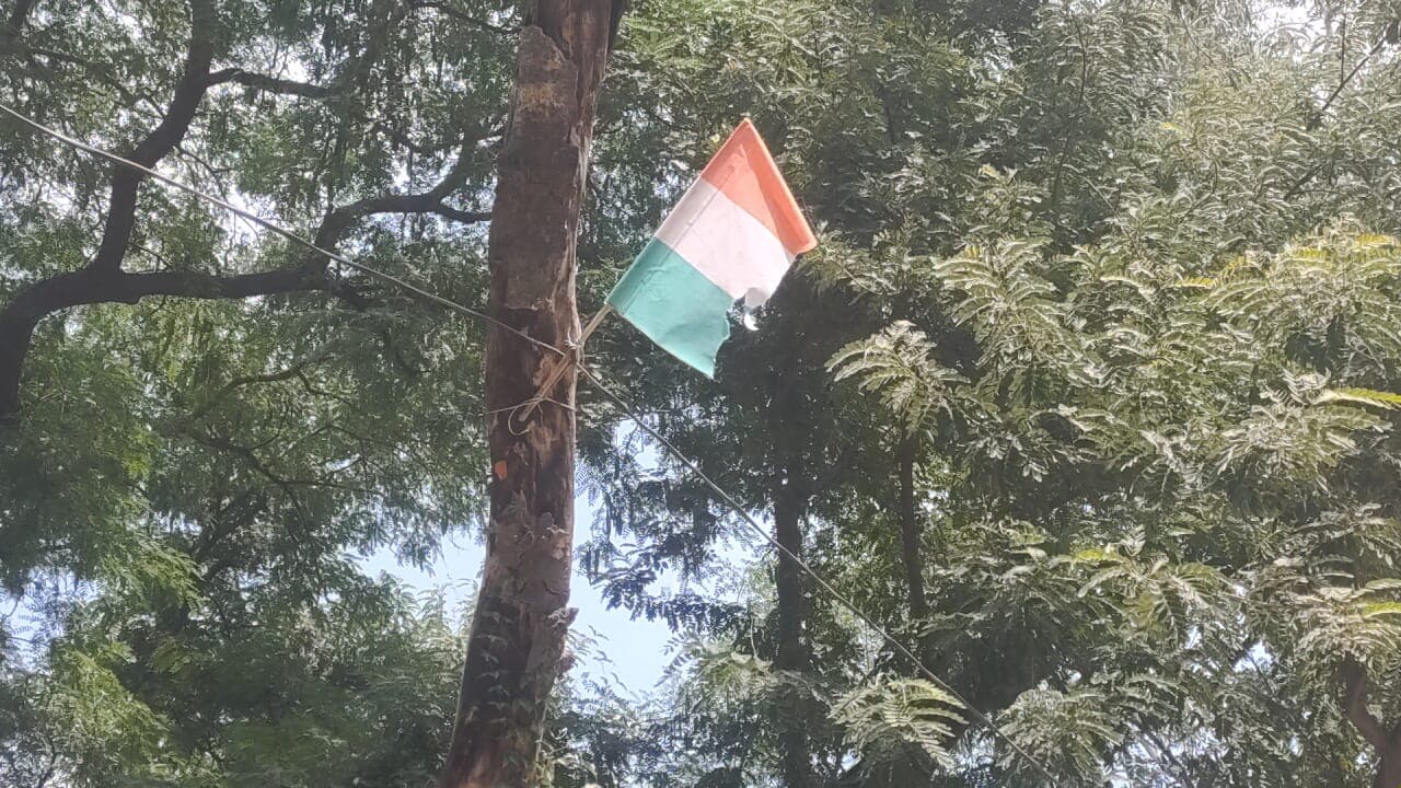 Exclusive: अलीगढ़ कलेक्ट्रेट से 100 कदम दूर लहरा रहा फटा हुआ तिरंगा, 3 साल की जेल और जुर्माने की है सजा