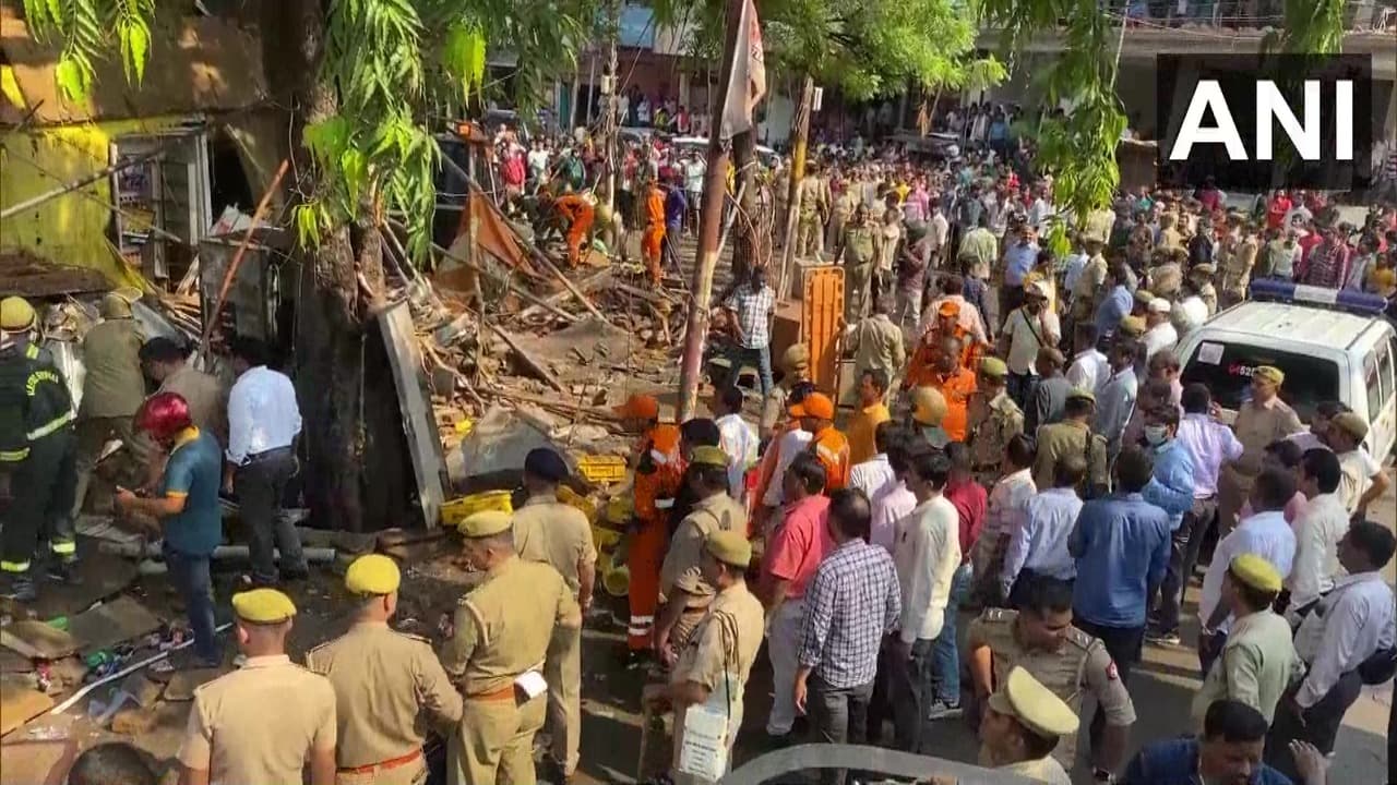 प्रयागराज में मकान का छज्जा गिरने से 4 लोगों की मौत, 10 घायल, सीएम योगी ने की मुआवजे की घोषणा
