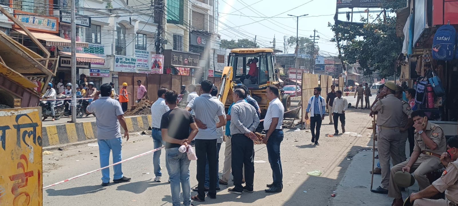 बरेली में कुतुबखाना ओवरब्रिज का निर्माण शुरू, व्यापारियों का विरोध देख बड़ी संख्या में पुलिस फोर्स तैनात