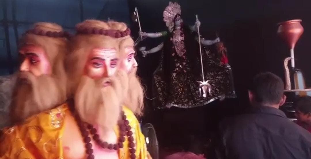 गोरखपुर में फाइन आर्ट के छात्रों ने बनाई इको फ्रेंडली मूर्तियां, हानिकारक रंगों का नहीं किया इस्तेमाल