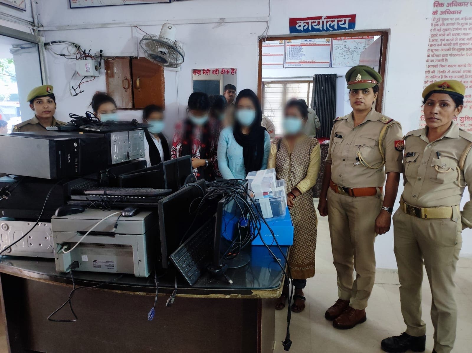 अलीगढ़ में पड़ा एक और जगह छापा, ऑनलाइन शादी कराने के नाम पर ठगी में 5 महिलाएं गिरफ्तार