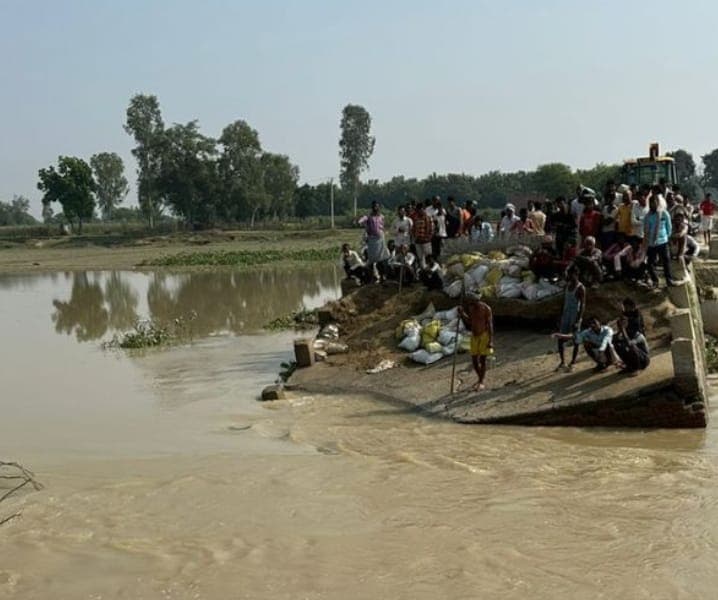 Bareilly Flood: बरेली कमिश्नर ने बाढ़ प्रभावित इलाकों का किया निरीक्षण, अफसरों को दी सख्त हिदायत Bareilly Flood: बरेली कमिश्नर ने बाढ़ प्रभावित इलाकों का किया निरीक्षण, अफसरों को दी सख्त हिदायत
