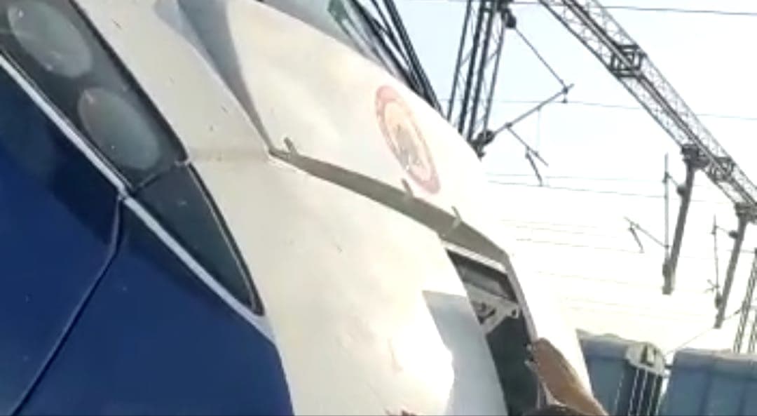 आगरा कैंट से तीसरे ट्रायल रन पर निकली वंदे भारत ट्रेन मथुरा में नीलगाय से टकराई, आगे का हिस्सा हुआ क्षतिग्रस्त