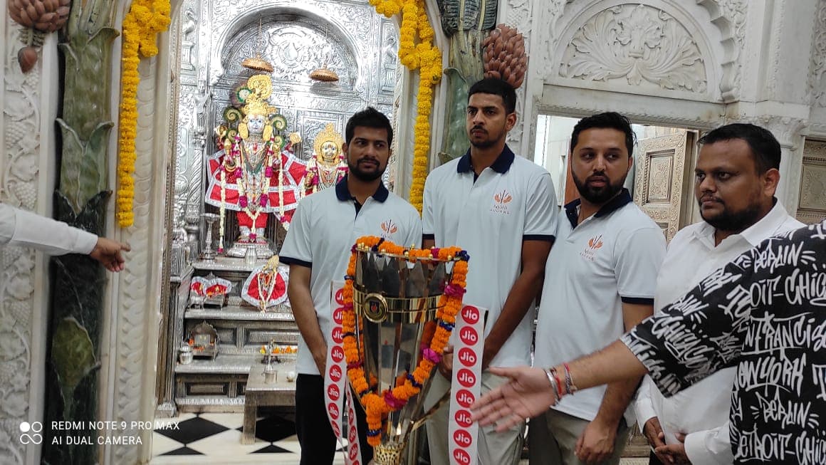 कानपुर: द्वारकाधीश के दरबार में ट्रॉफी लेकर माथा टेकने पहुंची काशी रुद्रास की टीम, खिलाड़ियों ने किए दर्शन