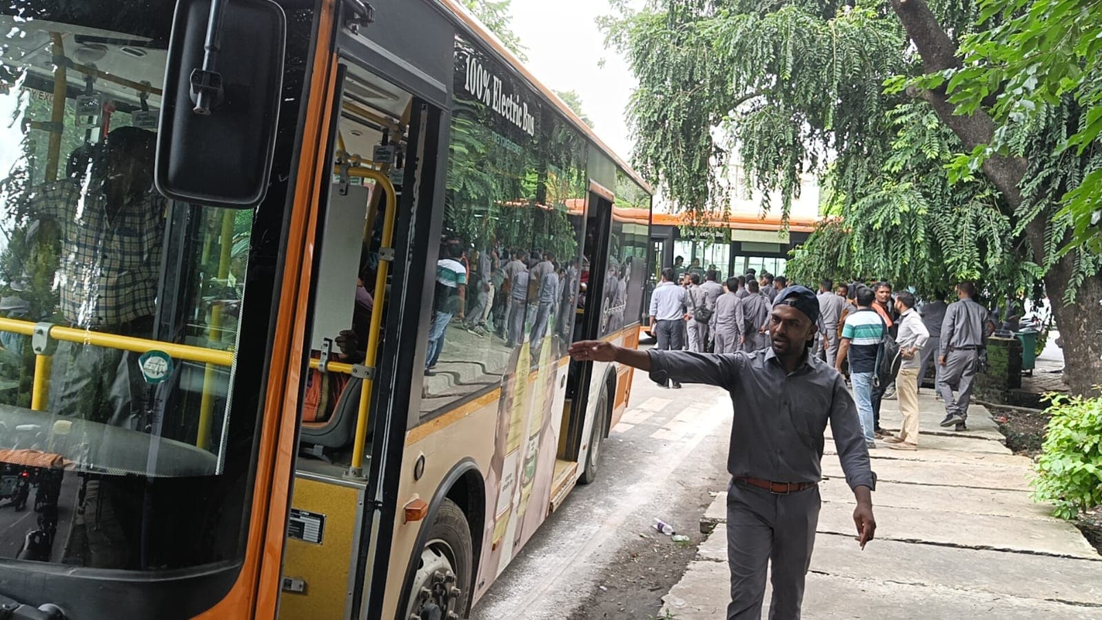 गोरखपुर में इलेक्ट्रिक बस सेवा हुई बंद, ड्राइवर-कंडक्टरों ने की हड़ताल, जाने क्या है मामला