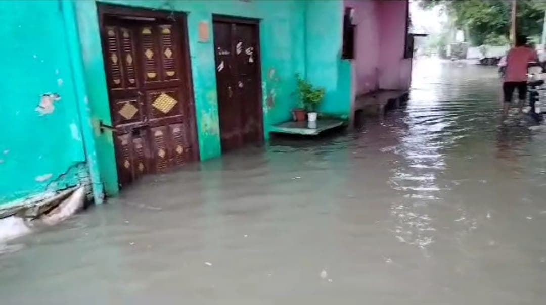 बरेली में झमाझम बारिश के बाद 4 डिग्री गिरा तापमान, शहर की बिजली आपूर्ति हुई ठप, घरों में घुसा गंदा पानी