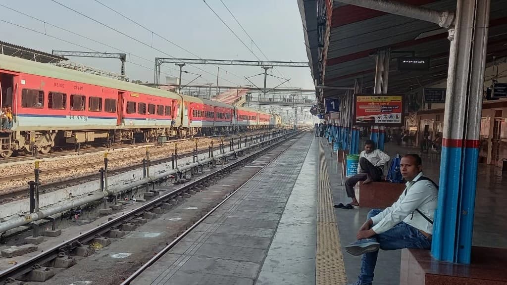 चारबाग GRP के हेड कांस्टेबल की शहीद एक्सप्रेस ट्रेन में पिस्टल-कारतूस हुई चोरी, बरेली में दर्ज हुआ FIR