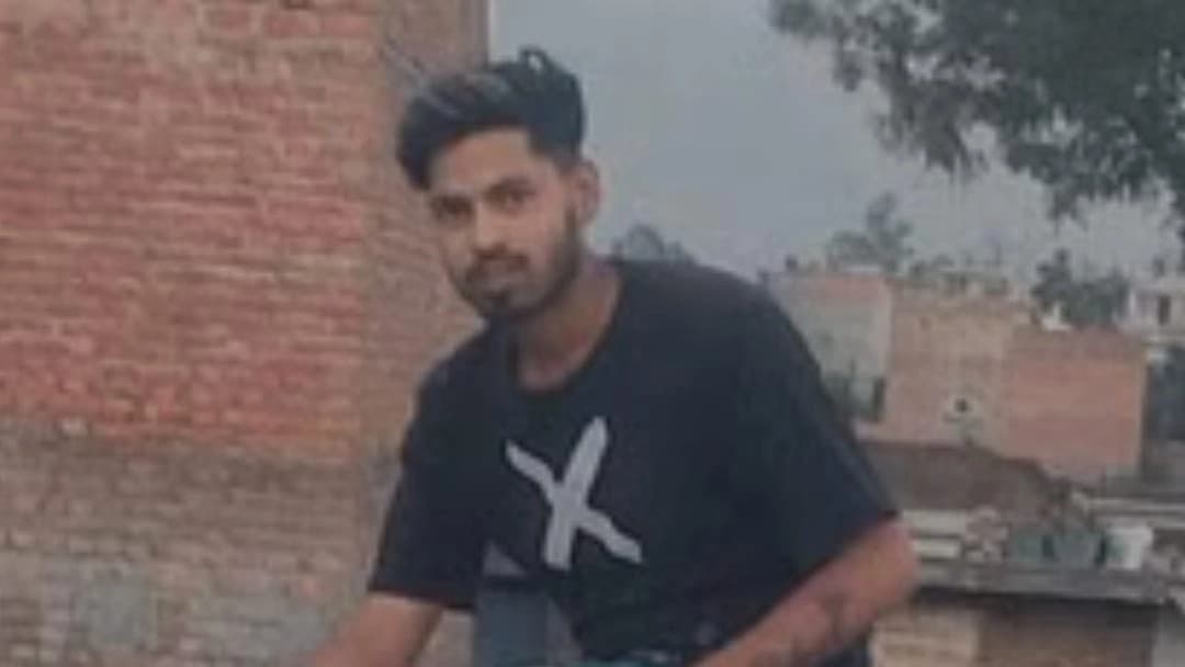 लखनऊ-दिल्ली हाईवे पर वाहन ने बाइक में मारी टक्कर, बरेली के 3 दोस्तों की मौत, परिवार में मचा कोहराम