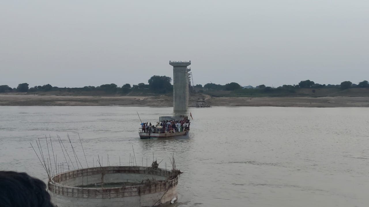 Agra : 150 यात्रियों को ले जा रहा स्टीमर चंबल नदी के बीच में फंसा, दो घंटे तक चीख पुकार