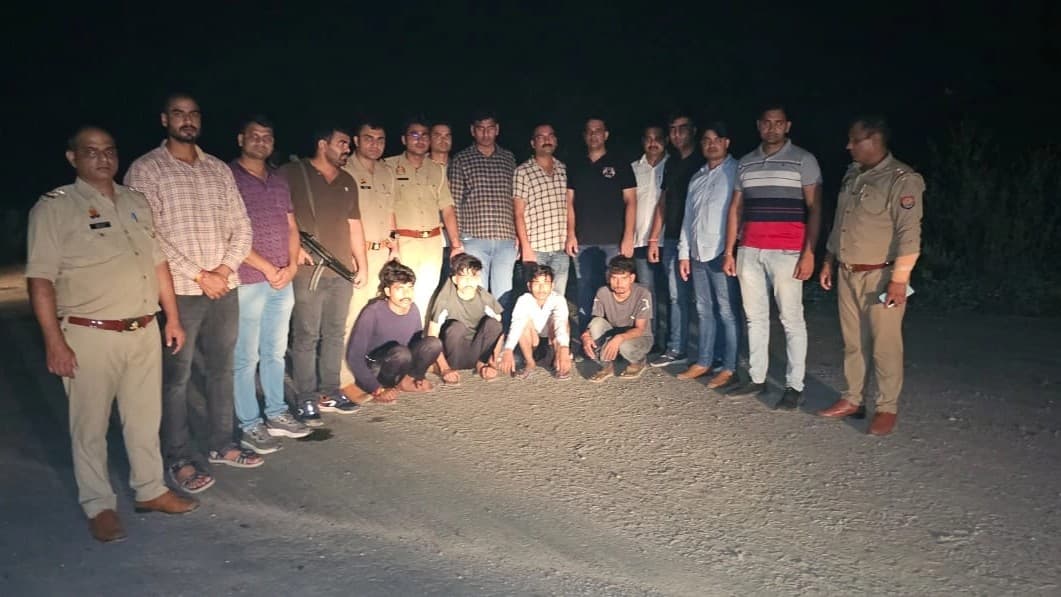 आगरा: आंखों में मिर्च पाउडर झोंककर लूट करने वाले बदमाशों की पुलिस से हुई मुठभेड़, एक घायल, 4 गिरफ्तार