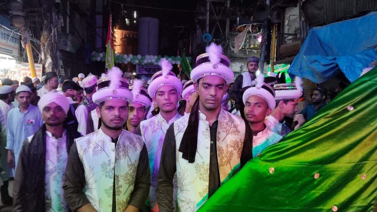 बरेली में शान से निकला जुलूस-ए-मुहम्मदी, जगह-जगह फूलों की बारिश, शहर की सड़कों पर दिखा सैलाब...