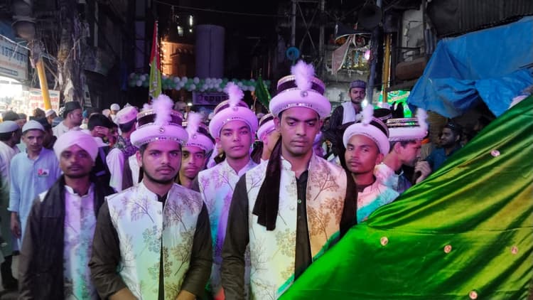 बरेली में शान से निकला जुलूस-ए-मुहम्मदी, जगह-जगह फूलों की बारिश, शहर की सड़कों पर दिखा सैलाब...