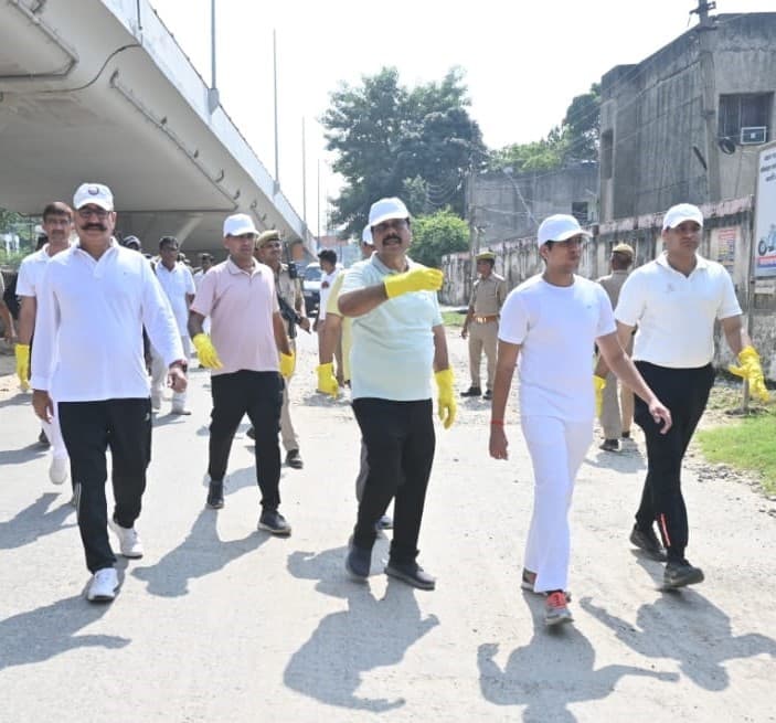 एक घंटा श्रमदान कर राष्ट्रपिता को दी श्रद्धांजलि ,एडीजी-आईजी समेत अफसरों और भाजपाइयों ने चलाया स्वच्छता अभियान