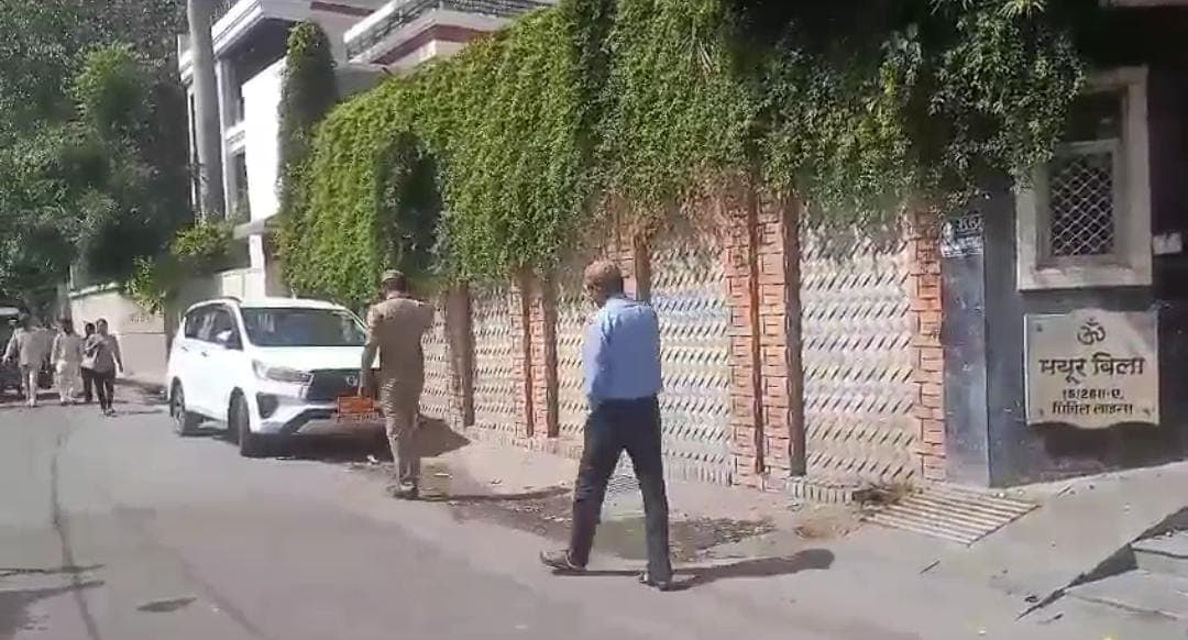 Kanpur: तेल कारोबारी के 35 ठिकानों पर छापेमारी में 25 करोड़ की टैक्स चोरी पकड़ी, खुफिया कमरे से मिला 45 लाख