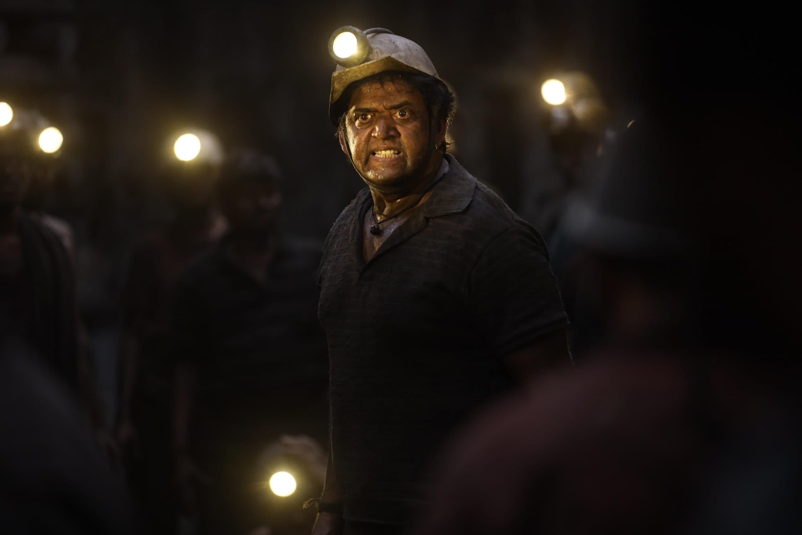 Mission Raniganj:  कोयला खदान की रियल 
स्टोरी पर बनी फिल्म के हीरो रवि किशन ने जनता के साथ देखा प्रीमियम शो