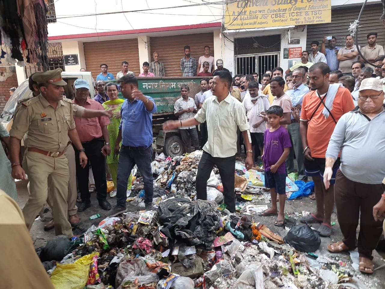 बरेली : नगर निगम की गाड़ी हटाने को लेकर बवाल,  गुस्साए सफाई कर्मियों ने दरगाह मोड़ पर कूड़ा का ढेर लगाया, FIR