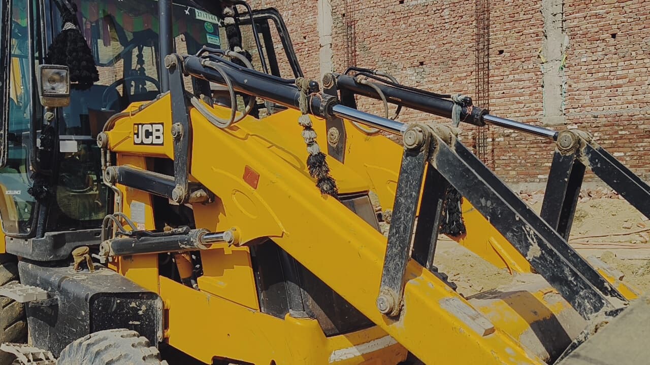 आगरा: जेसीबी चालक ने 14 माह की मासूम को कुचला, गाना सुनकर कर रहा था काम, पिता इंतकाम लेने पर अड़ा, जानें मामला