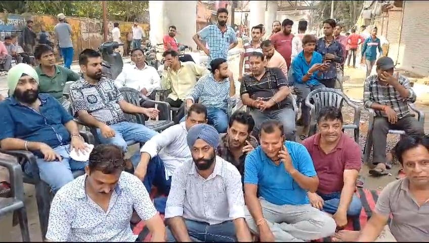 बरेली: कुतुबखाना मार्केट के दुकानदारों का टूटा सब्र, ठेला लगाने वालों के विरोध में दुकान बंद कर धरने पर बैठे