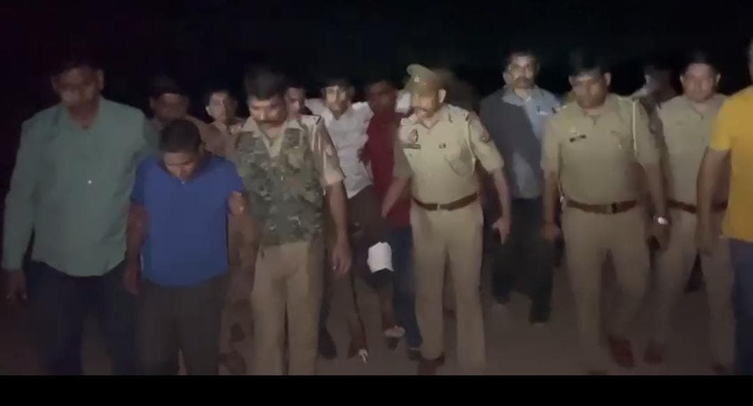 आगरा: पुलिस की बदमाशों के साथ हुई मुठभेड़, स्कूल में लूट करने वाले चार गिरफ्तार, दो को लगी गोली