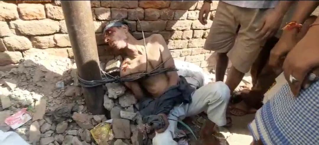 आगरा में बच्चा चोरी के शक में विक्षिप्त युवक को बिजली के खंभे से बांधकर पीटते रहे लोग, भाई रहम को चीखता रहा