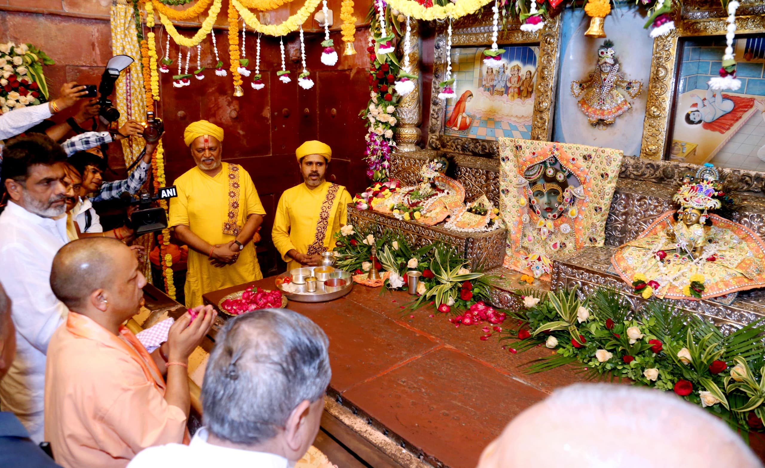 UP News: श्री कृष्ण जन्मभूमि में सीएम योगी ने किया दर्शन व पूजन, आगरा में उद्यमी अधिवेशन को किया संबोधित