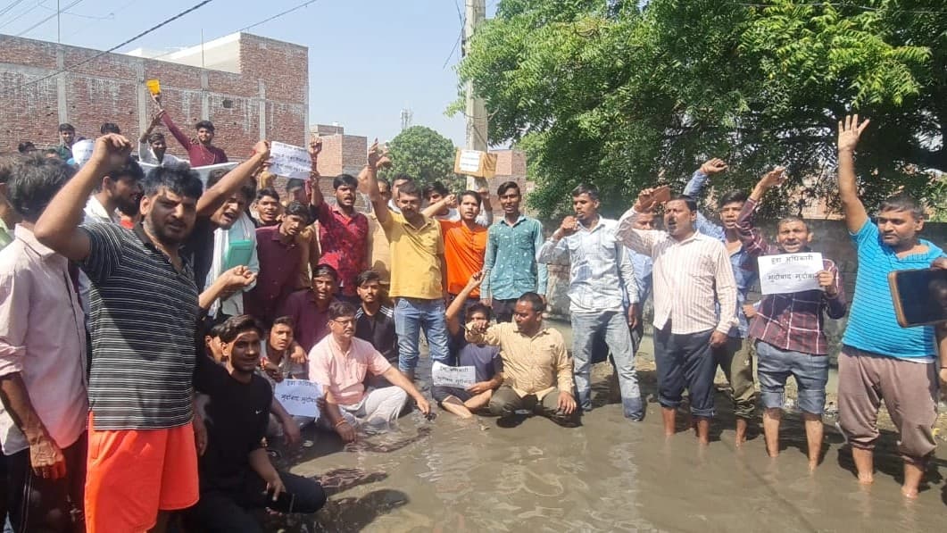 आगरा: कॉलोनी में जलभराव की समस्या से रहवासियों में आक्रोश, बदबूदार पानी में बैठकर किया धरना-प्रदर्शन