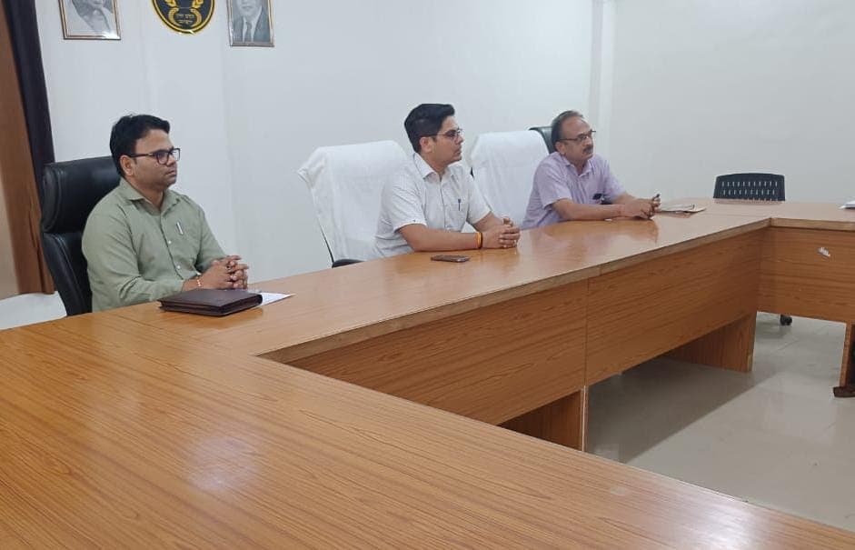 आगरा: अवैध खनन रोकने गई टीम पर हुए हमले में दर्ज हुआ मुकदमा, जिलाधिकारी पहुंचे बाह तहसील, जानें पूरा मामला