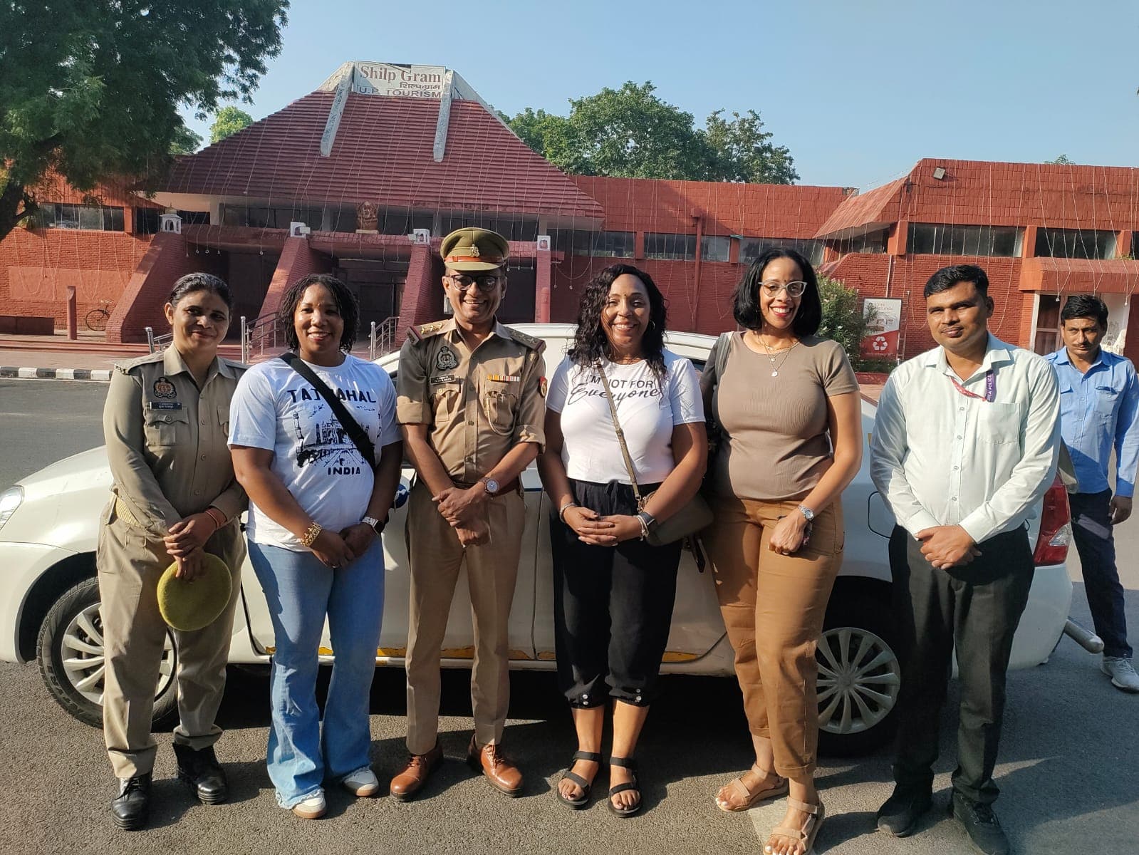 ताज सुरक्षा कर्मियों की आवभगत से गदगद हुईं विदेशी पर्यटक डेनिस विलियम, फतेहपुर सीकरी  की घटना को भूल गईं