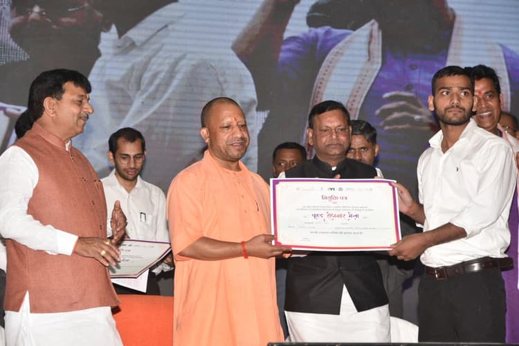 स्वरोजगार के लिए ऋण वितरण समारोह में पहुंचे सीएम, कहा यूपी में नौकरी व रोजगार की कमी नहीं