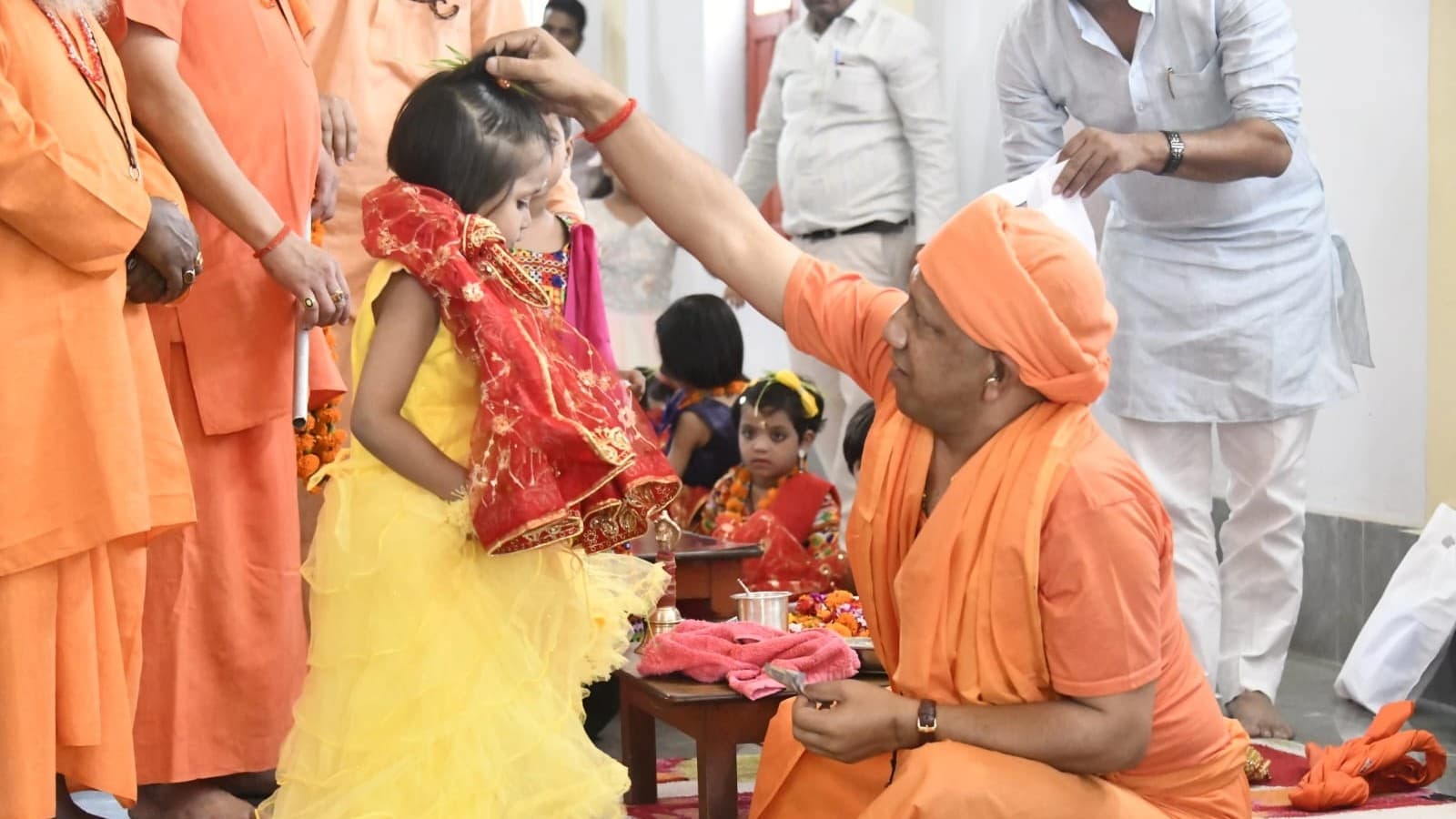 PHOTOS: सीएम योगी ने 9 कन्याओं के पांव पखार मातृ शक्ति की आराधना की, देखें तस्वीरें
