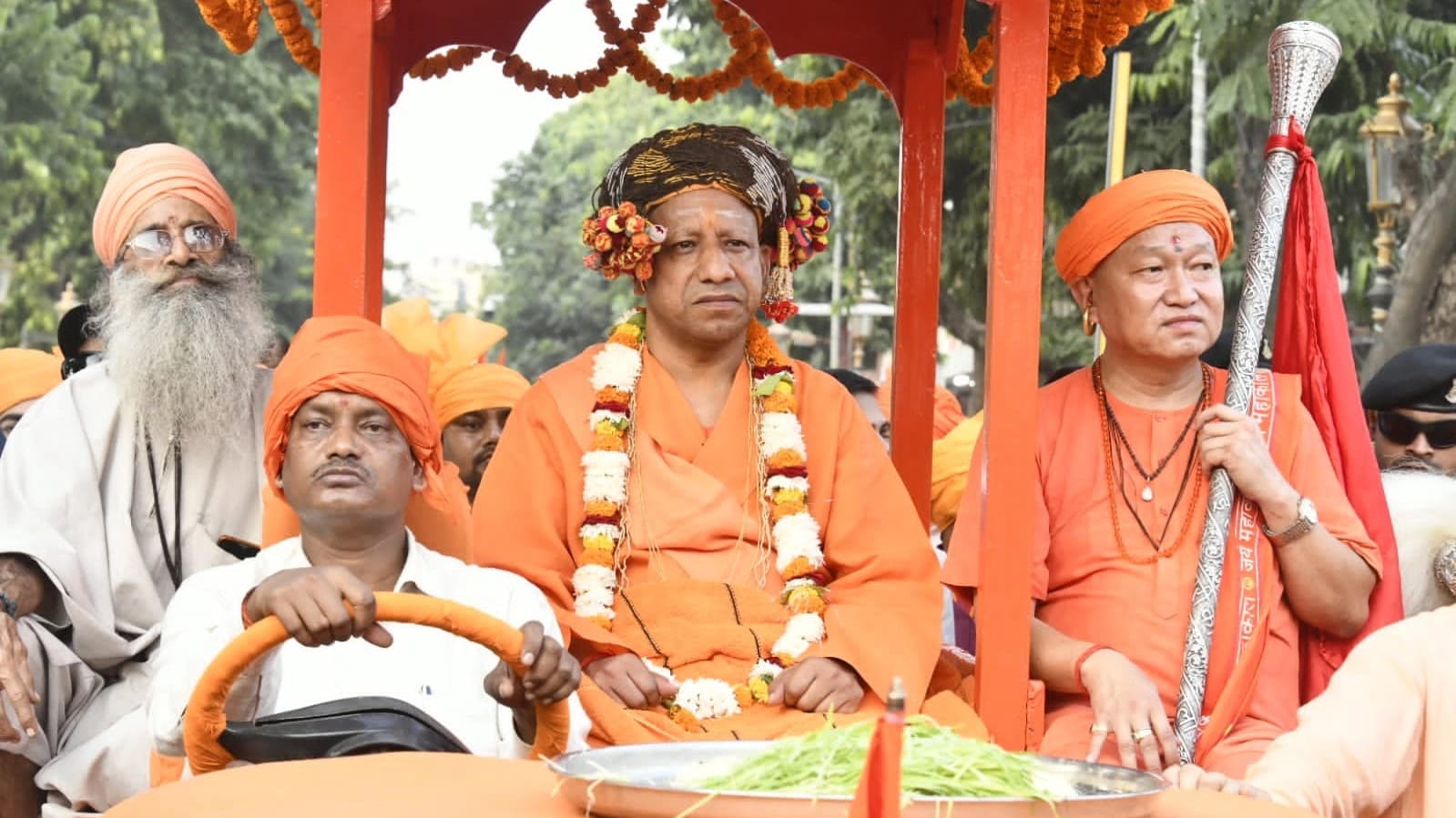 UP News: भव्यता से निकली गोरक्षपीठाधीश्वर की विजयदशमी शोभायात्रा, सीएम योगी ने किया राम-सीता राजतिलक