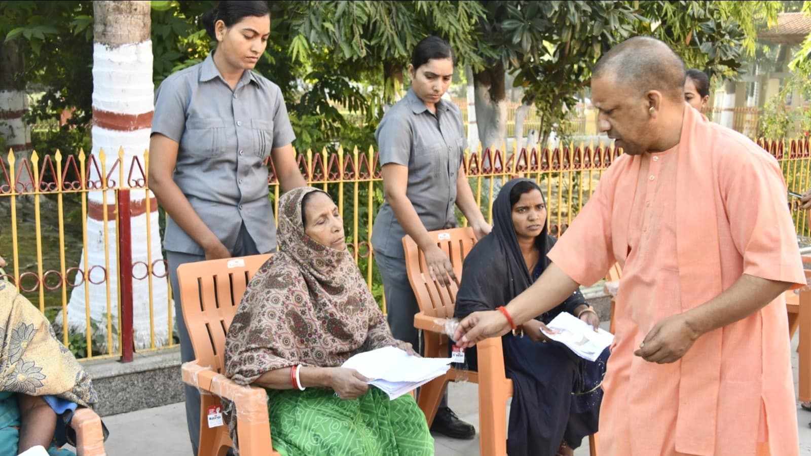 गोरखपुर : सीएम योगी ने जनता दर्शन में सुनी फरियादियों की समस्या, कहा- हर जरूरतमंद का मिले आवास-इलाज