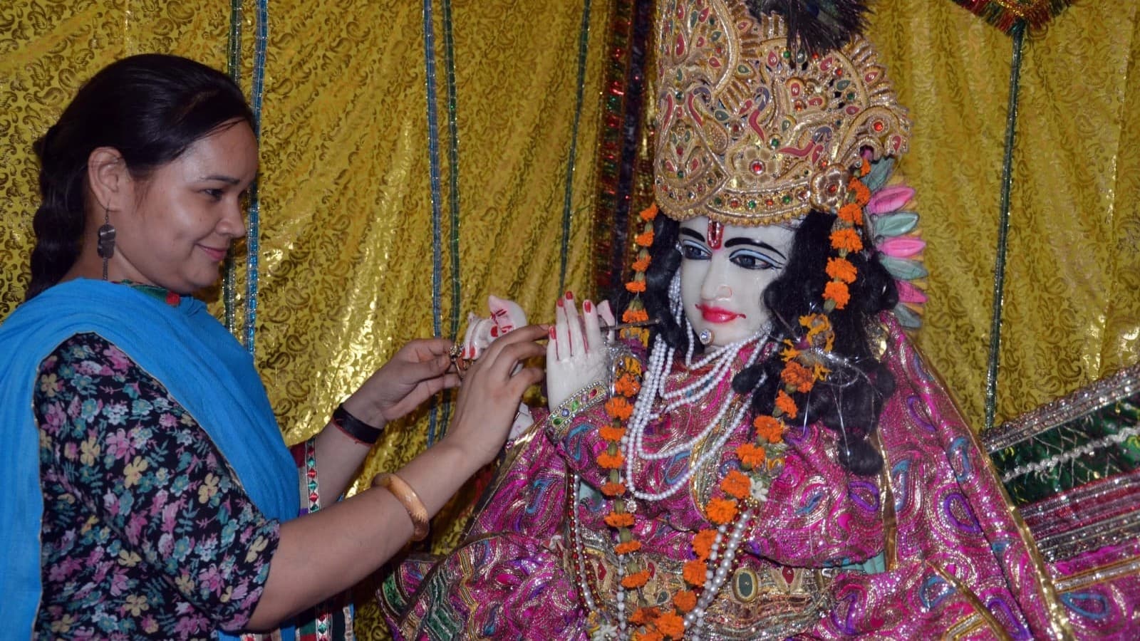 UP News: आगरा की ये महिला भगवान श्रीकृष्ण को पति मानकर रखती है करवाचौथ का व्रत, 13 साल पहले की ​थी शादी