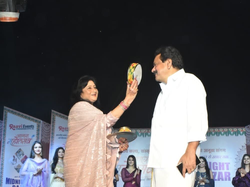 UP News : करवाचौथ पर केंद्रीय राज्य मंत्री प्रो एसपी सिंह बघेल ने पत्नी के साथ कैटवॉक कर निभाई चलनी प्रथा