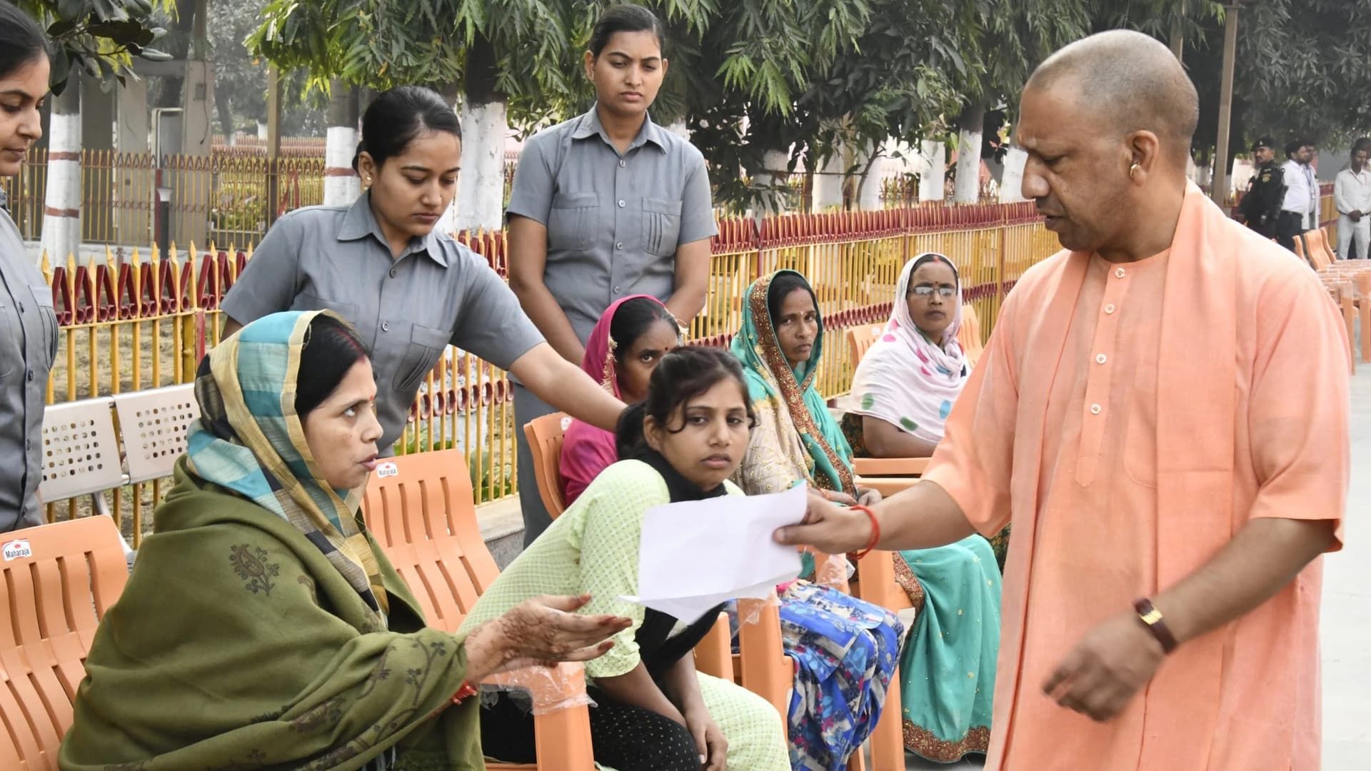 सीएम योगी ने जनता दर्शन में अफसरों को दिए निर्देश, जमीन कब्जा करने वालों के खिलाफ करें कठोर कार्रवाई
