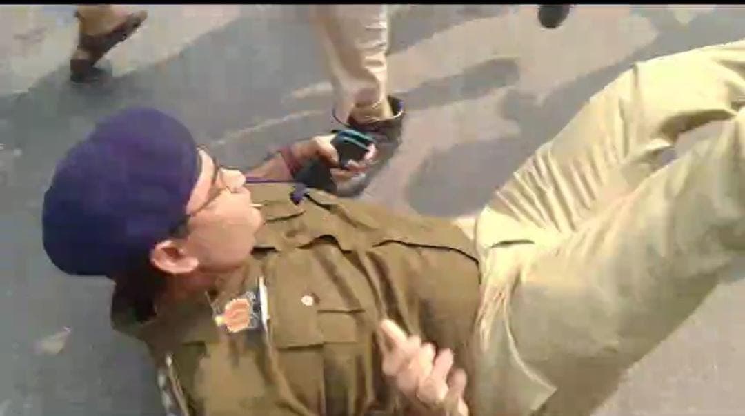 Kanpur News: डीएवी कॉलेज के सामने ABVP के कार्यकर्ताओं और छात्रों का जोरदार प्रदर्शन, एसीपी को सड़क पर गिराया