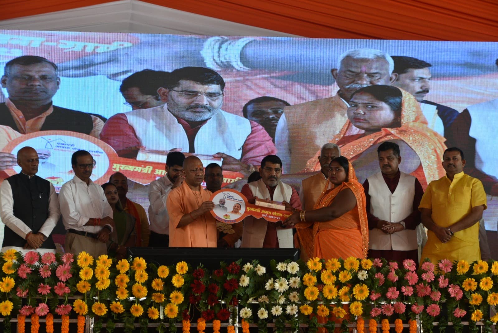 Gorakhpur : सीएम योगी ने वनटांगियों के संग मनाई दीपावली, वनवासियों को दिया153 करोड़ का ' गिफ्ट '