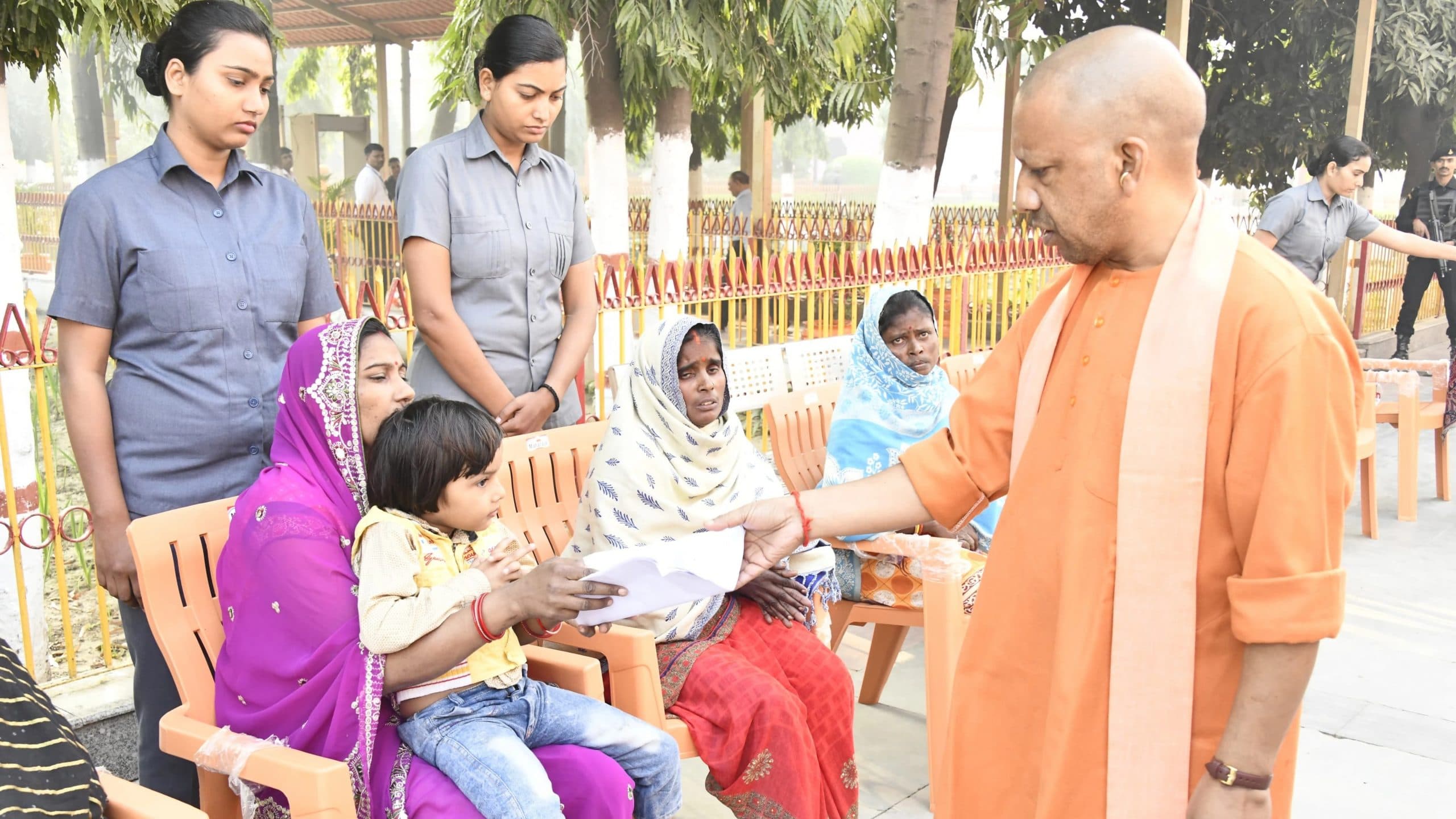 गोरखपुर: सीएम योगी ने जनता दर्शन में सुनीं 300 फरियादियों की समस्या, बोले- घबराइए मत, होगी प्रभावी कार्रवाई