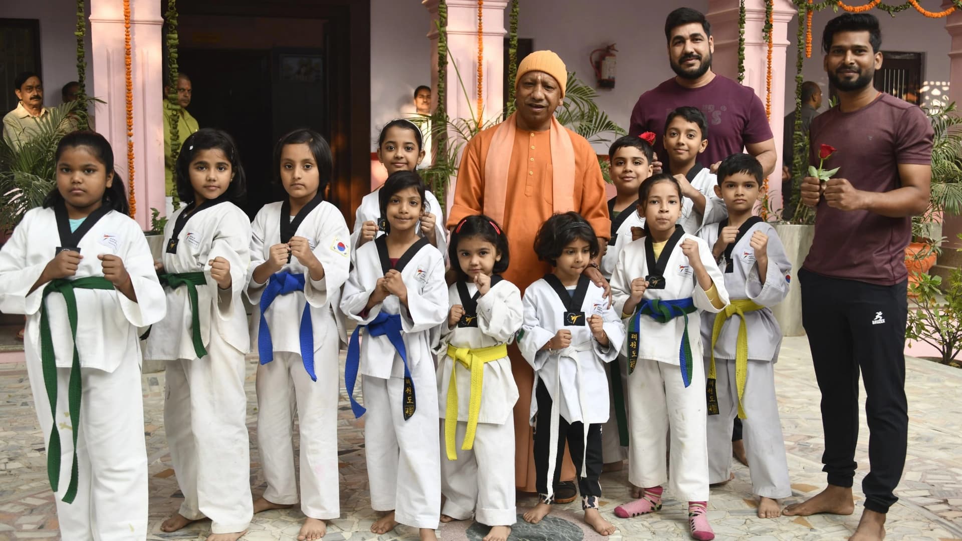 गोरखपुर: सीएम योगी ने बाल दिवस पर बच्चों से की मुलाकात, कुछ इस तरह दी शुभकामनाएं