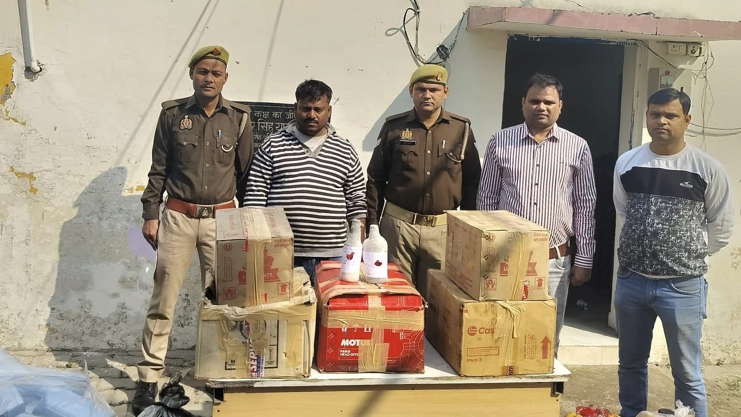 बरेली: घर में चल रही थी नकली मोबिल ऑयल की फैक्ट्री, देहात क्षेत्र में होता था सप्लाई, जानें कैसे हुआ खुलासा