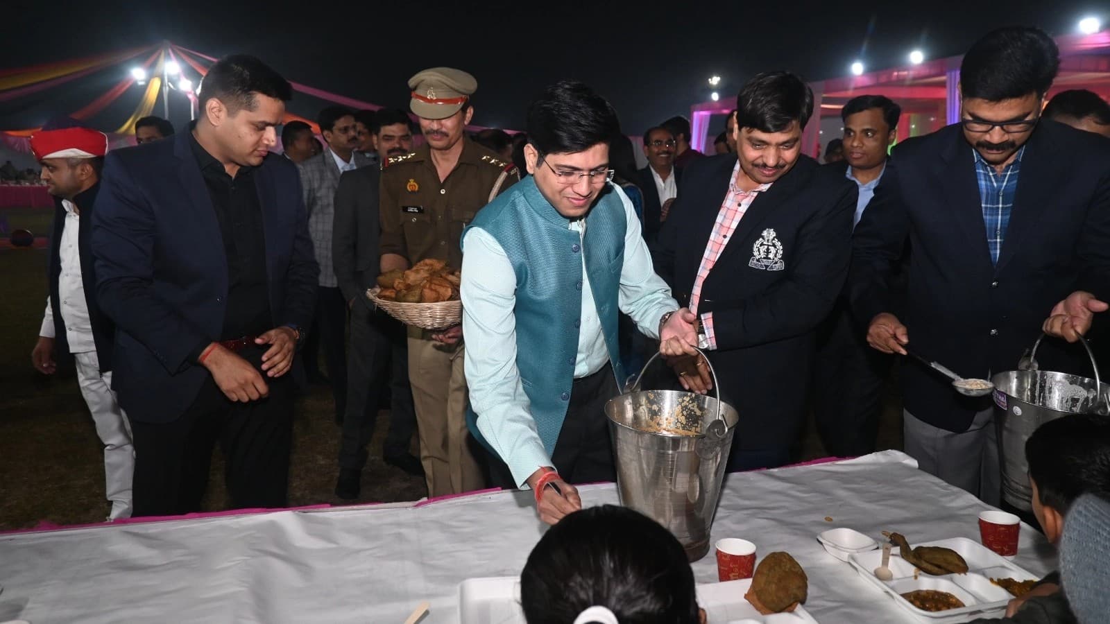 बरेली: पुलिसकर्मियों को अधिकारियों ने परोसा खाना, इंस्पेक्टर बारादरी समेत 11 पुलिसकर्मी हुए सम्मानित